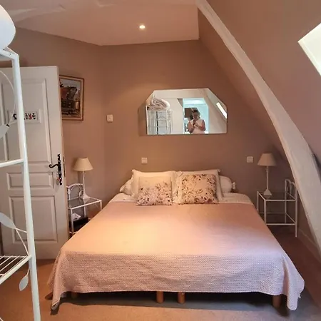 לינה וארוחת בוקר Le Vieux Pressoir 3*