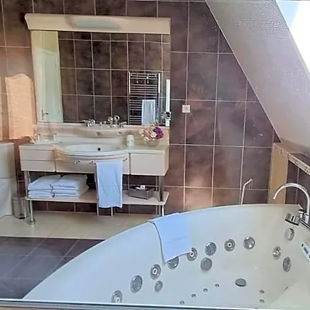 Le Vieux Pressoir לינה וארוחת בוקר 3*