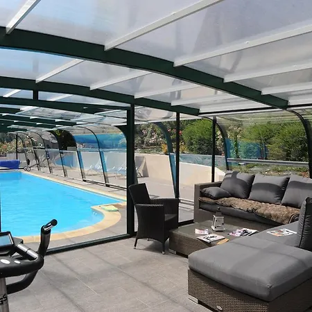 לינה וארוחת בוקר Le Vieux Pressoir 3*